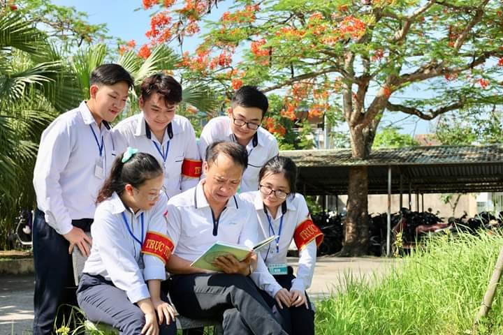 Nhà giáo Nguyễn Trọng Tuấn và các em học sinh Trường THPT Trần Hưng Đạo