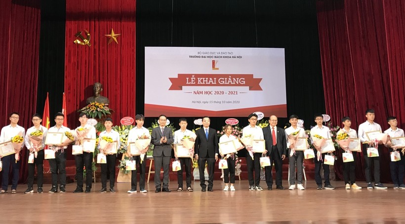 Lãnh đạo Bộ GD&ĐT, UBND TP.Hà Nội và Trường Đại học Bách khoa Hà Nội trao thưởng cho 14 SV xuất sắc.