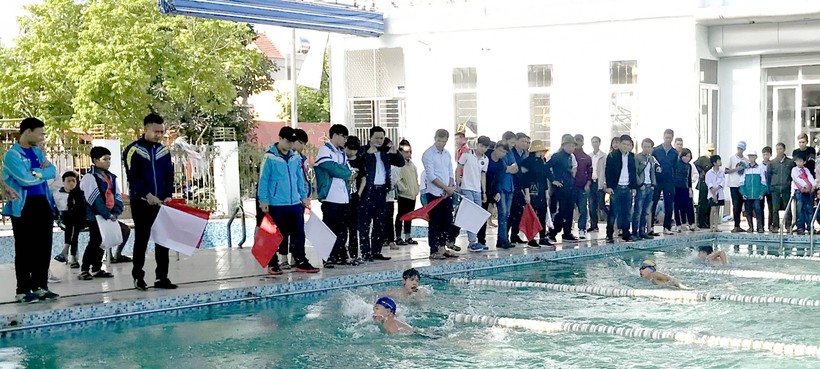 Giải bơi thu hút đông đảo học sinh tham gia