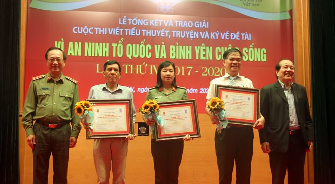 Thứ trưởng Nguyễn Văn Thành và Chủ tịch Hội Nhà văn Hữu Thỉnh trao giải A cho các tác giả.