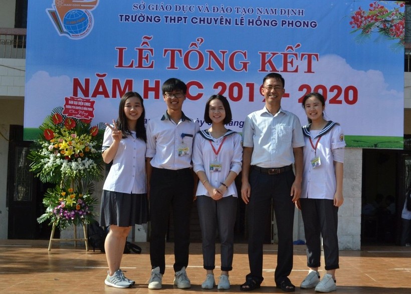 HCV Olympics Hóa học Đàm Thị Minh Trang (đứng giữa) cùng thầy  lãnh đội và các bạn