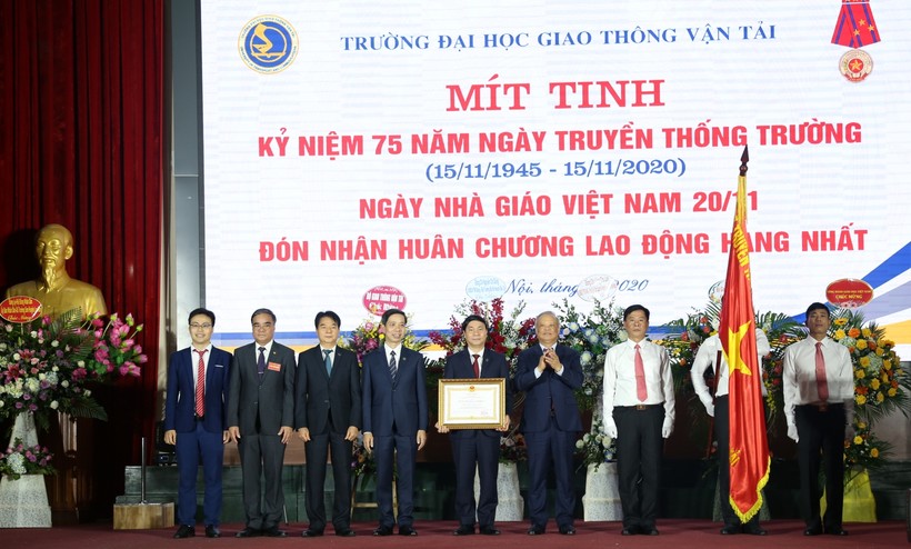 Phó Chủ tịch Quốc hội Uông Chu Lưu trao tặng Huân chương Lao động hạng Nhất cho trường.