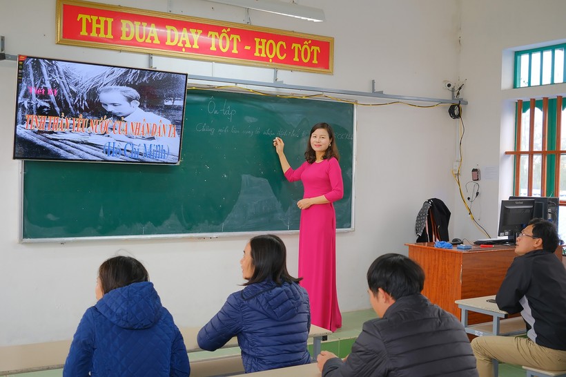 Một giờ lên lớp trực tuyến cho HS ở Trường THCS Hải Lý, huyện Hải Hậu, tình Nam Định