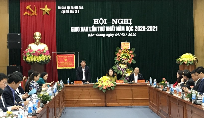 Thứ trưởng Ngô Thị Minh; Giám đốc Sở GD&ĐT Bắc Giang và Giám đốc Sở GD&ĐT tỉnh Phú Thọ chủ trì hội nghị.