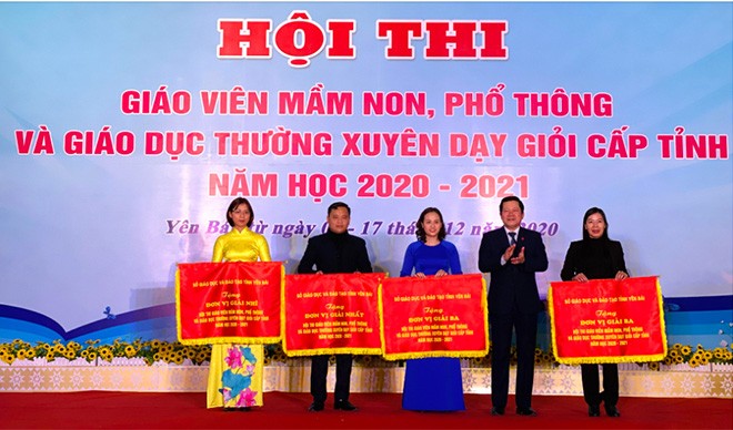 Nhà giáo Vương Văn Bằng - Giám đốc Sở GD&ĐT trao giải nhất tập thể