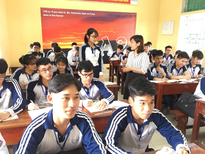 Giờ lên lớp của cô trò Trường THPT Trần Hưng Đạo, Tp Nam Định.