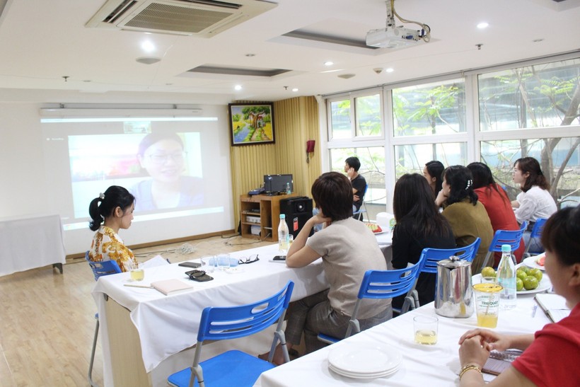 Các cô giáo giao trao đổi trực tuyến với chuyên gia tại Singapore
