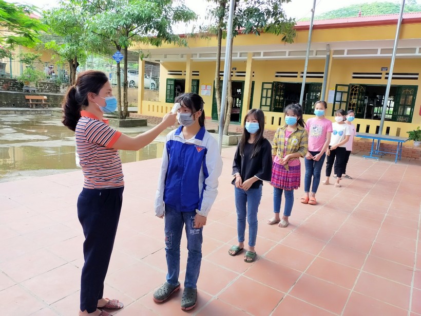 Kiểm tra thân nhiệt học sinh trong những ngày các em đi học tại Trường phổ thông dân tộc bán trú THCS Lang Thíp.