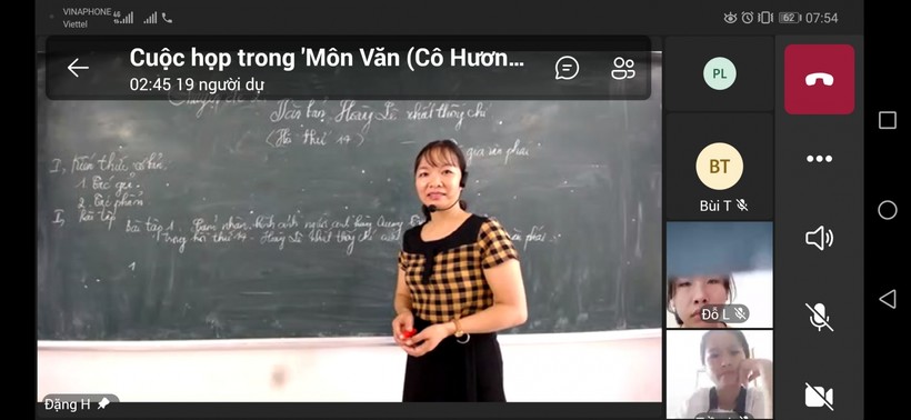 Cô giáo Đặng Thị Hương trong một giờ dạy trực tuyến môn Ngữ văn