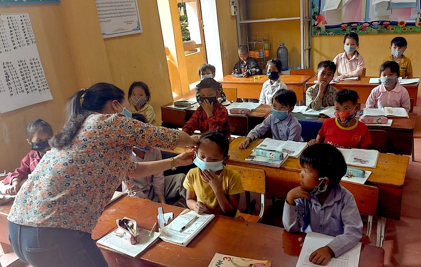 Lo lắng giữ gìn vệ sinh chống dịch cho học sinh người H"Mông trong lớp học.