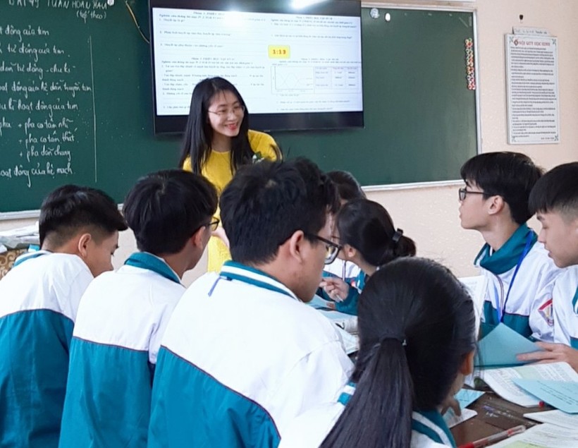 Cô giáo Nguyễn Thu Hiền trong một giờ sinh hoạt nhóm với HS.