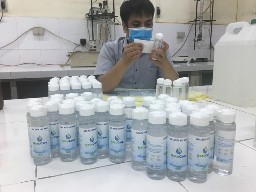 Sản phẩm gel rửa tay khô được gửi tới vùng dịch Bắc NInh