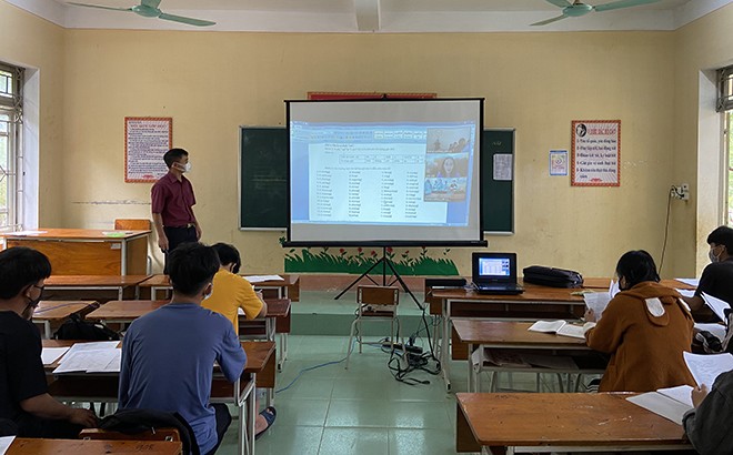 Giờ học trực tuyến của học sinh lớp 12 Trường THCS&THPT Púng Luông