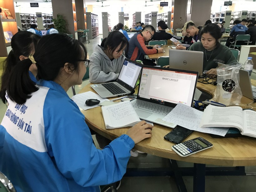 Sinh viên tự học trong thư viện Trường Đại học GTVT