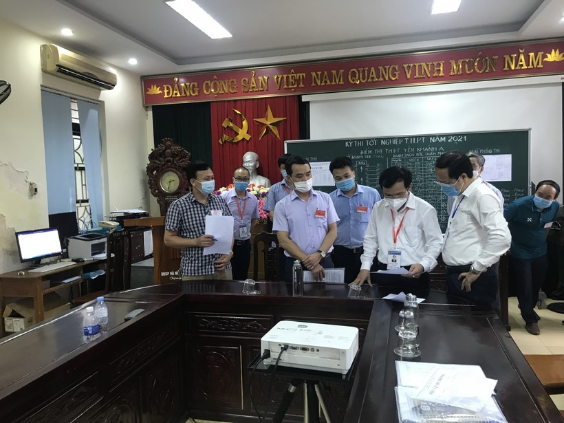 Cục trưởng Cục Quản lý chất lượng (Bộ GD&ĐT) Mai Văn Trinh (thứ 2 từ phải sang) kiểm tra thi tại Ninh Bình