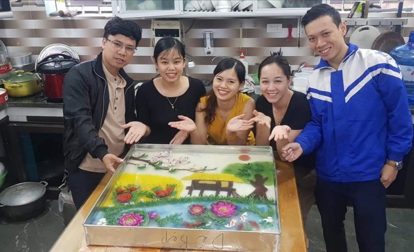 Cô giáo Ngô Thu Trang và các đồng nghiệp với chiếc bánh thạch 3D siêu to.