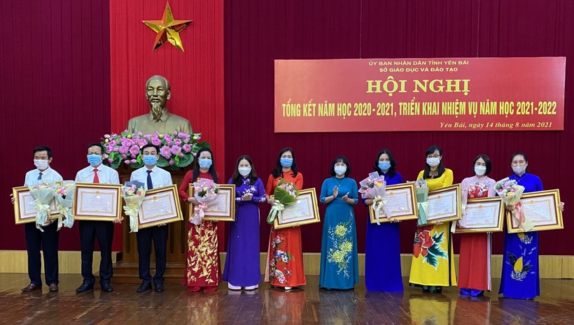 Phó Chủ tịch UBND tỉnh Vũ Thị HIền Hạnh và các Nhà giáo ưu tú.