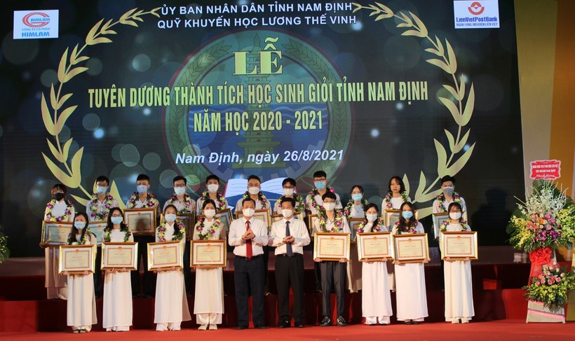 Lãnh đạo Nam Định khen thưởng học sinh có thành tích cao trong năm học 2020-2021 sáng ngày 26/8