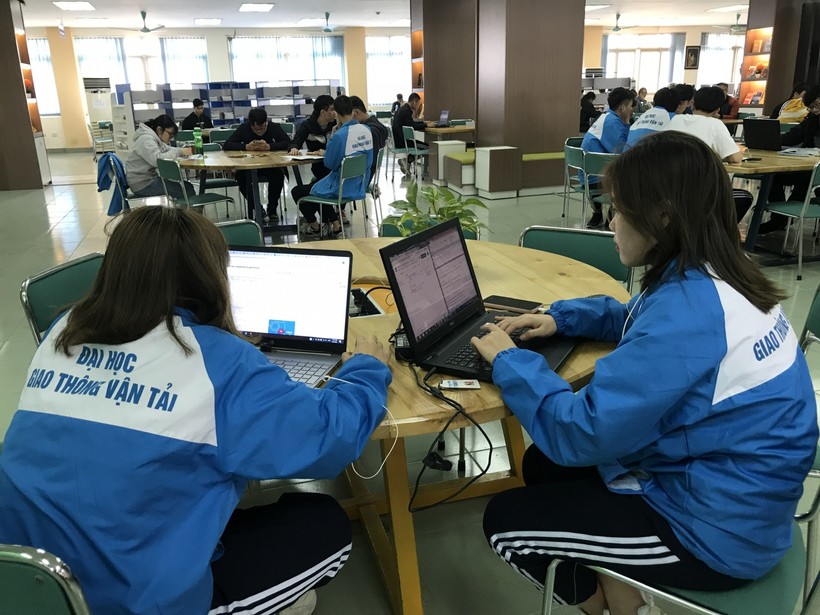 Sinh viên Trường ĐH Giao thông vận tải học tập trong thư viện (ảnh chụp thời điểm chưa giãn cách)