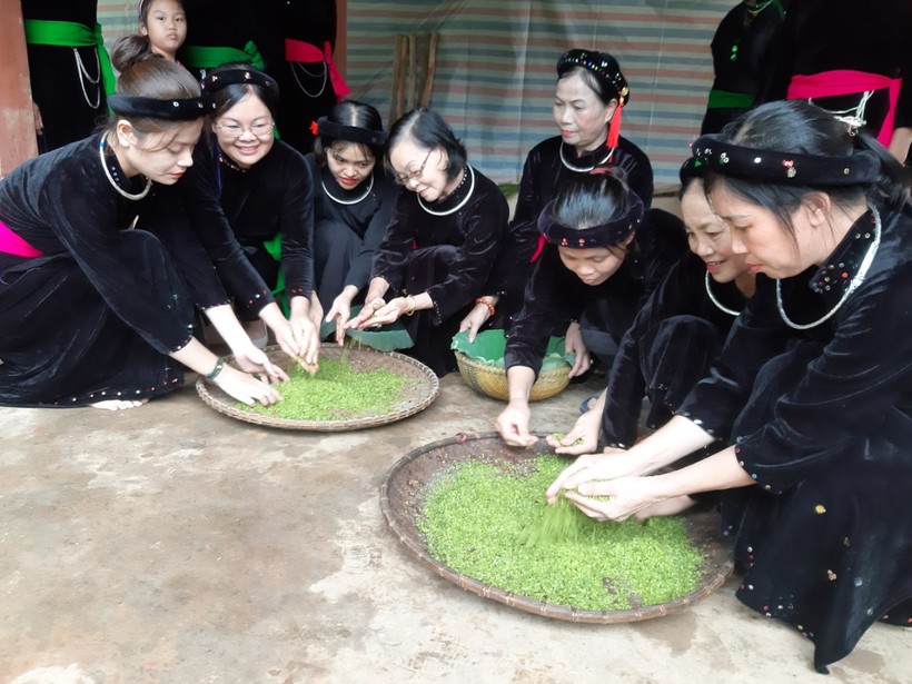 Các chị em người dâu tộc bên mâm cốm mới tại Lễ hội Tăm Khảu Mảu