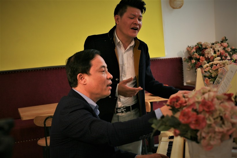 Nhạc sĩ Phạm Chỉnh (người ngồi) trong một buổi hòa âm phối khí 
