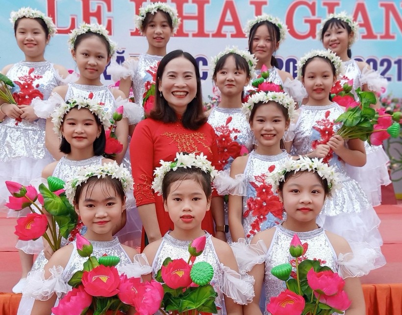 Cô Đặng Thu Hà, Hiệu trưởng Trường THCS Quang Chung và các học trò trong lễ khai giảng.