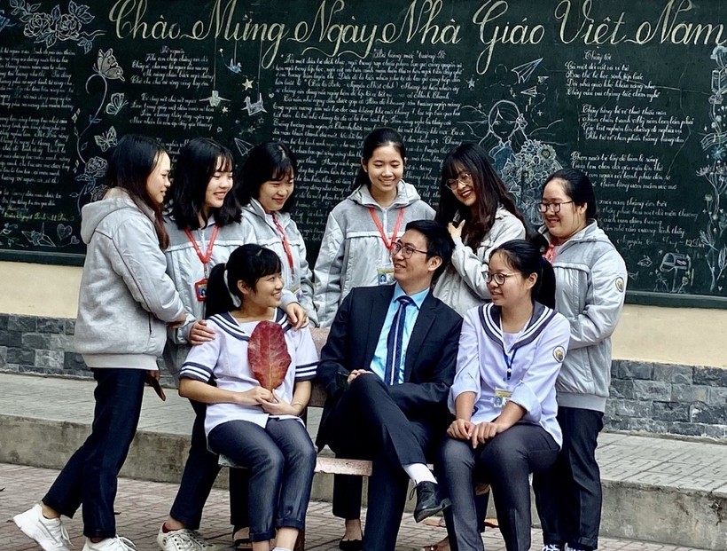 Thầy Phạm Bá Quyết và các em học sinh Trường THPT chuyên Lê Hồng Phong.