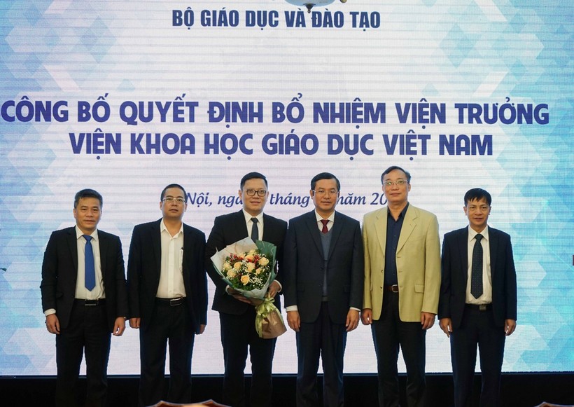 Thứ trưởng Nguyễn Văn Phúc tặng hoa chúc mừng Viện trưởng Lê Anh Vinh