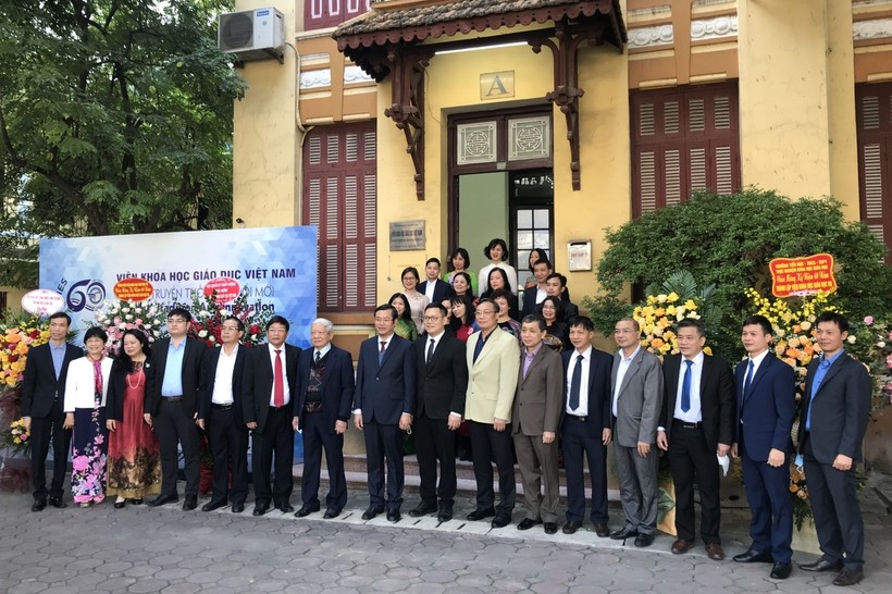 Thứ trưởng Nguyễn Văn Phúc và các lãnh đạo Viện KHGD Việt Nam tại lễ kỷ niệm