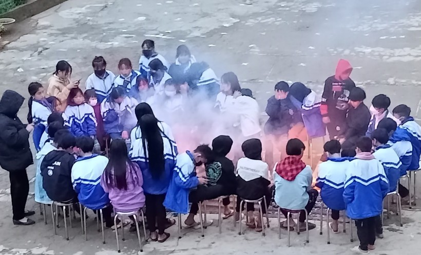 Đốt lửa sưởi ấm cho học sinh ở nhiều trường học miền núi thực hiện lúc này