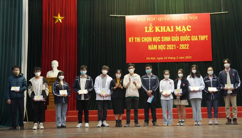 Đại diện 12 đội tuyển nhận quà từ đại diện lãnh đạo ĐHQG Hà Nội tại lễ khai mạc.