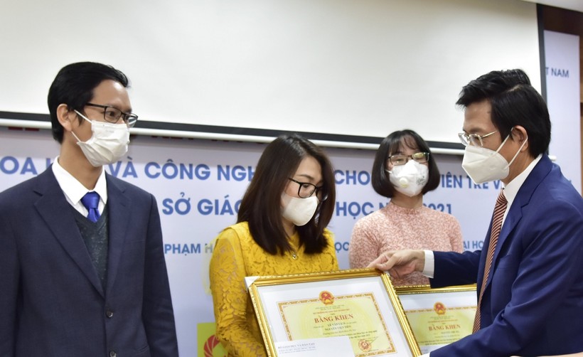 GS.TS Tạ Ngọc Đôn, Vụ trưởng Vụ KHCN&MT Bộ GD&ĐT trao giải thưởng cho giảng viên trẻ, sinh viên năm 2021