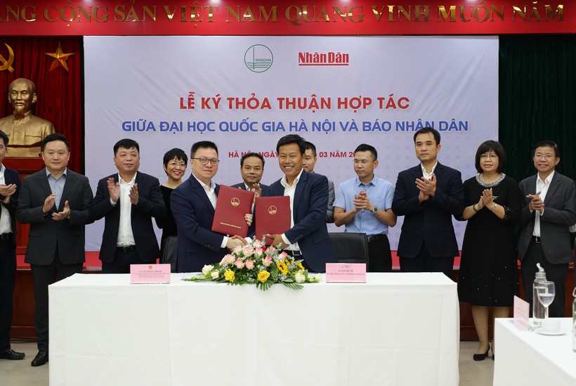 Đại học Quốc gia Hà Nội và Báo Nhân Dân ký kết thỏa thuận hợp tác.
