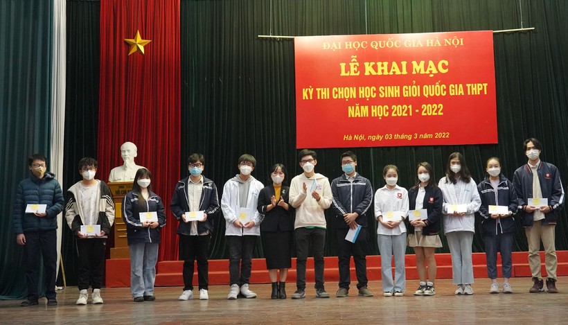 Các thành viên đội thi học sinh giỏi quốc gia 2021 - 2022 của ĐHQG Hà Nội