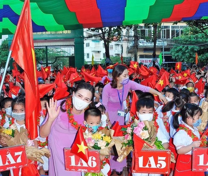 Cô Hiệu trưởng Nguyễn Thị Hương và các  học sinh trong ngày khai trường