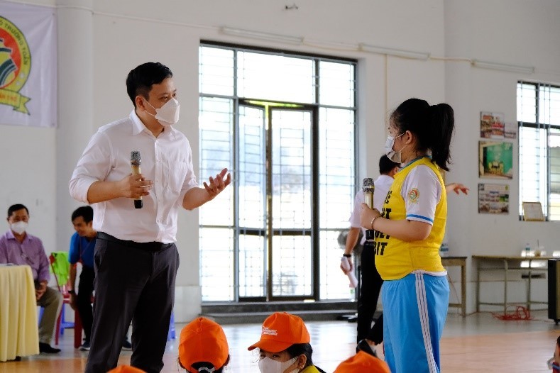 GS Lê Anh Vinh trao đổi với học sinh tiểu học trong đợt khảo sát tại TP Cần Thơ