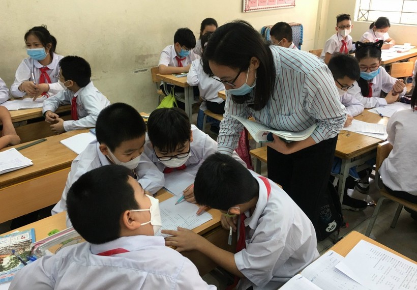 Cô giáo Nguyễn Thị Thu Hiền và các em học sinh lớp cô chủ nhiệm.