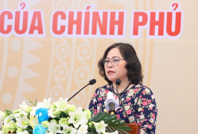 Thứ trưởng Bộ GD&ĐT Ngô Thị Minh trình bày báo cáo tại Hội nghị 