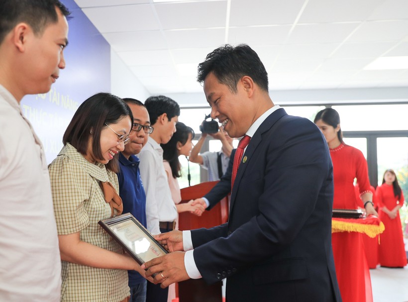 Giám đốc ĐHQG Hà Nội Lê Quân trao học bổng cho các tài năng trẻ