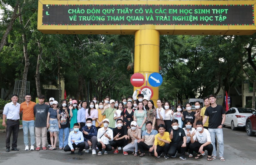 Các thầy cô giáo và học sinh nhà trường đi trải nghiệm làm sinh viên tại Trường Đại học Trà Vinh