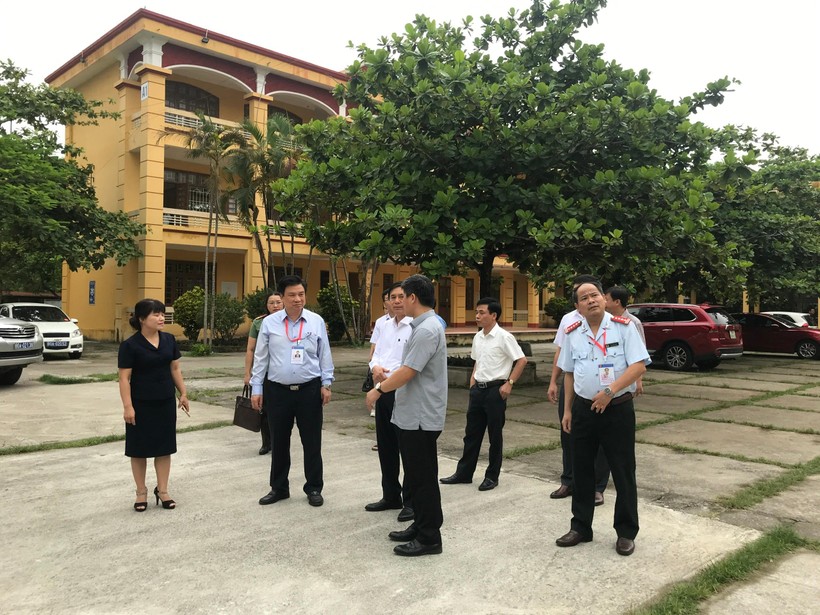 Thứ trưởng Nguyễn Hữu Độ và đoàn công tác kiểm tra tại điểm thi Trường THPT B Phủ Lý