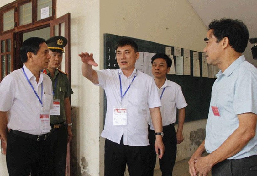 Ông Phạm Anh Tuấn và đoàn công tác của tỉnh đi kiểm tra tại các điểm thi.