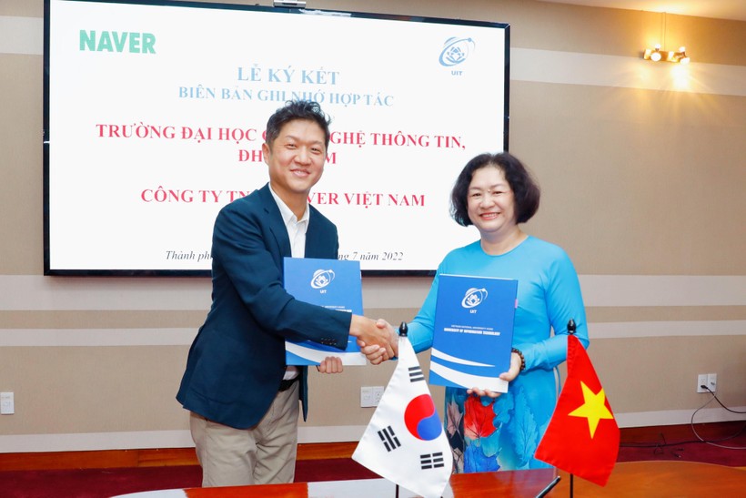 Ông Park Dong Jin – Tổng giám đốc Naver Việt Nam và PGS. TS Nguyễn Hoàng Tú Anh - Hiệu trưởng trường UIT đặt nhiều kỳ vọng vào lần hợp tác đầu tiên này.