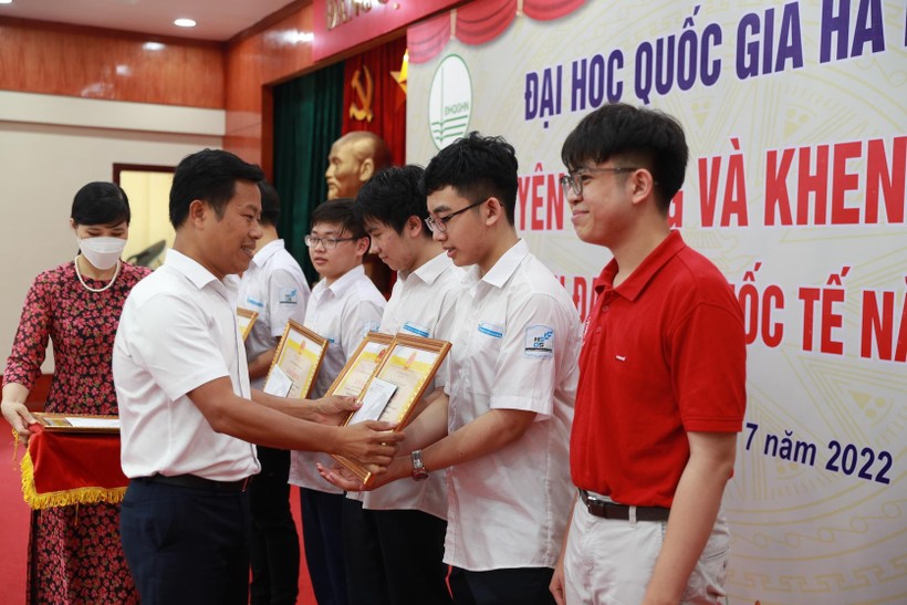 Giám đốc ĐHQG Hà Nội trao bằng khen cho các học sinh