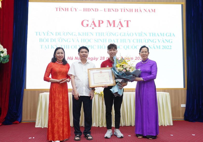 Lãnh đạo UBND tỉnh Hà Nam khen thưởng cho em Trần Đức Minh