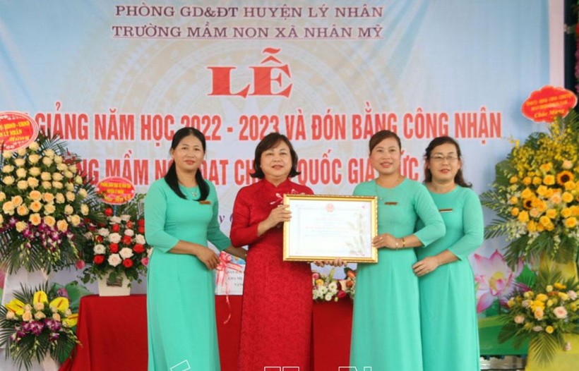 Bà Lê Thị Thanh Hà, Trưởng ban Tuyên giáo Tỉnh ủy trao Bằng công nhận trường đạt chuẩn quốc gia mức độ 2 cho Trường Mầm Non xã Nhân Mỹ .