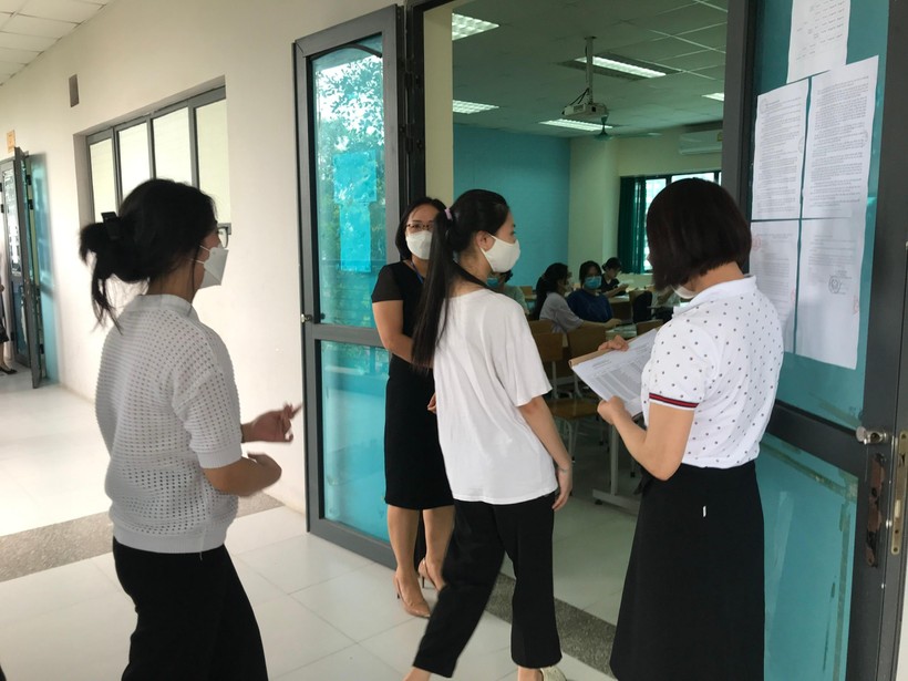 Tự tin bước vào phòng thi tại điểm thi Trường THPT chuyên Biên Hòa, tỉnh Hà Nam
