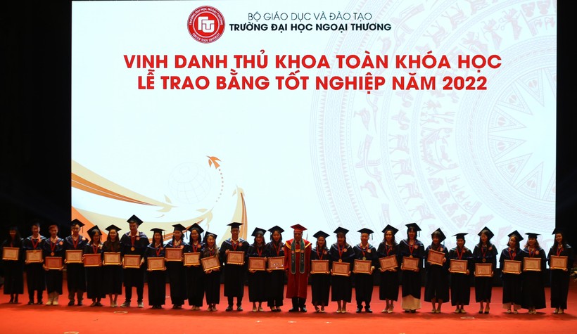 Niềm vui của tân cử Trường ĐH Ngoại thương tại lễ trao bằng tốt nghiệp