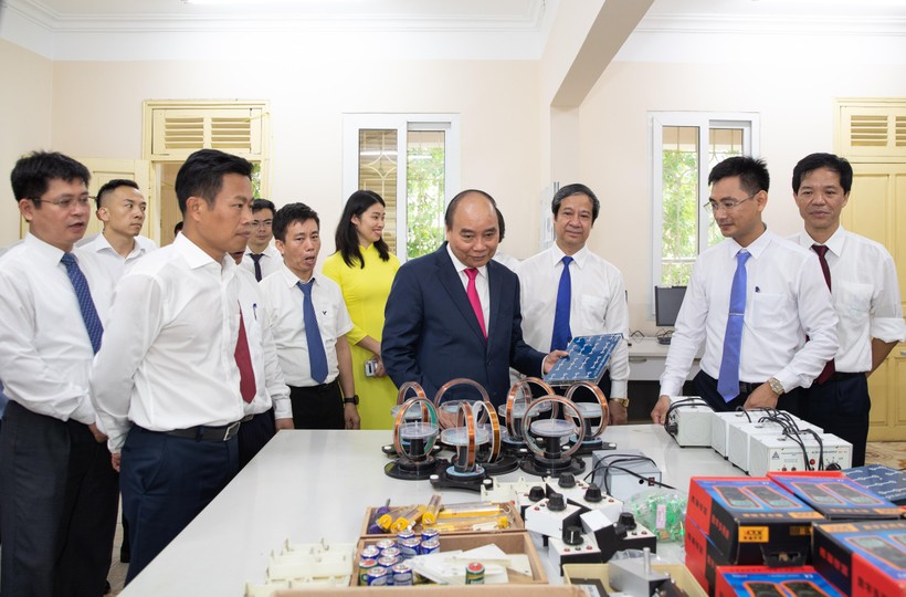 Chủ tịch nước Nguyễn Xuân Phúc và Bộ trưởng Bộ GD&ĐT Nguyễn Kim Sơn trong một lần tới thăm ĐHQGHN.