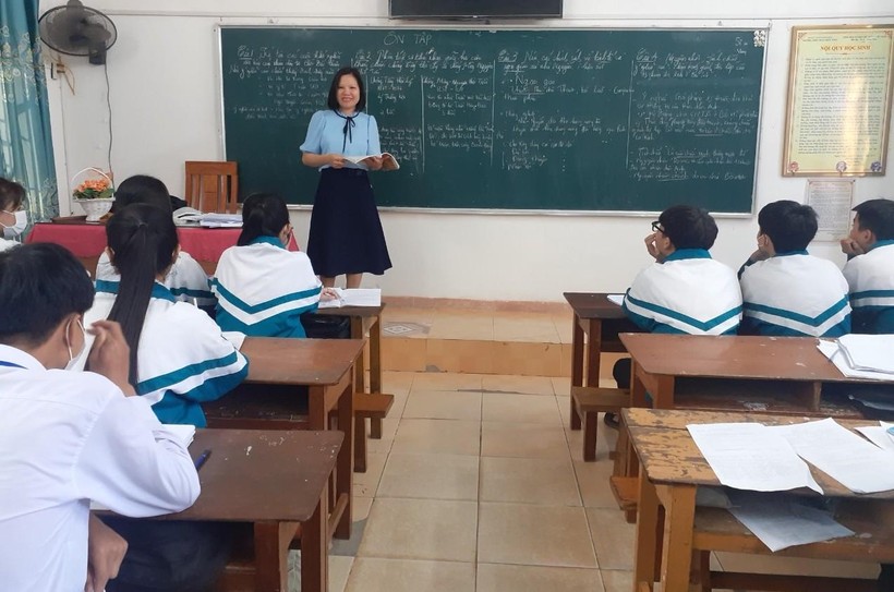 Các thầy cô giáo ở Trường THPT Trần Nhân Tông luôn giáo dục để học sinh nói không với thuốc lá.